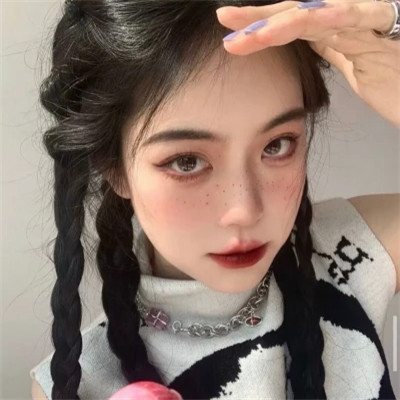 可盐可甜的头像真人女生