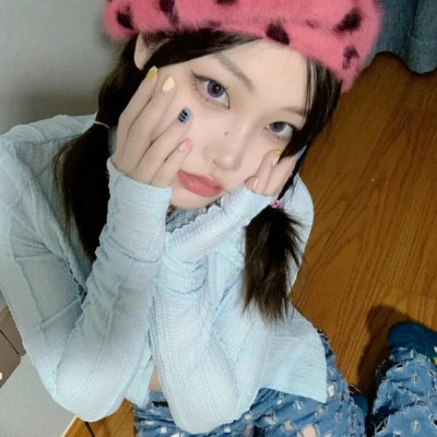可盐可甜的头像真人女生