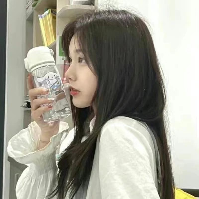 可盐可甜的头像真人女生