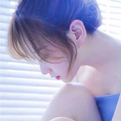 简单干净气质的好看女生头像
