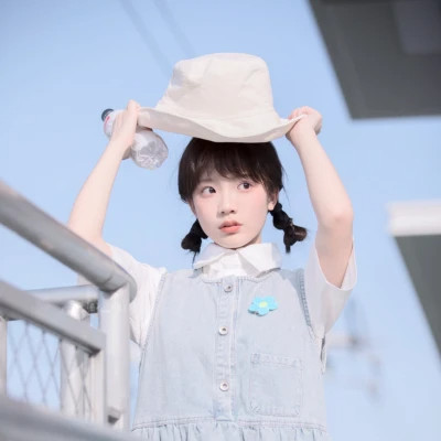 简单有气质随意的好看女生头像