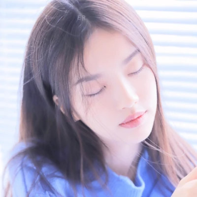 简单有气质随意的好看女生头像