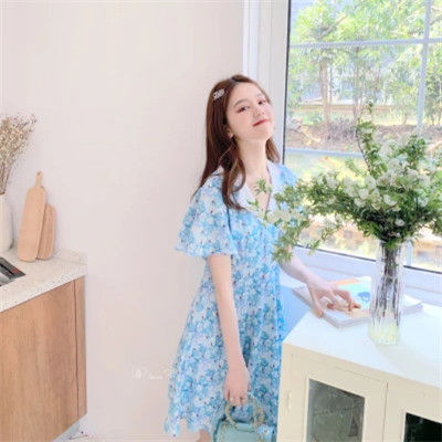 简单有气质随意的好看女生头像