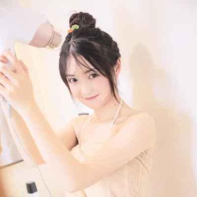 简单有气质随意的好看女生头像