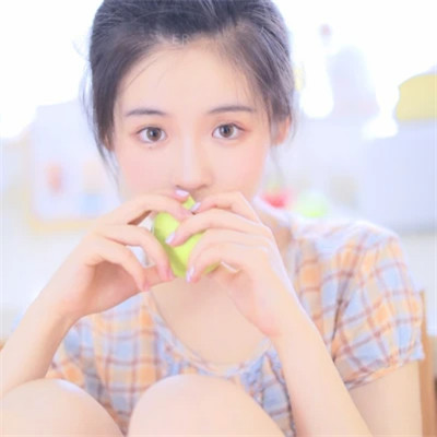 简单有气质随意的好看女生头像