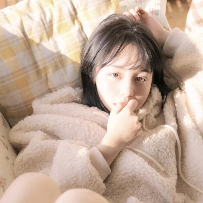 简单有气质随意的好看女生头像