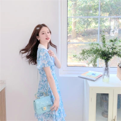 简单有气质随意的好看女生头像