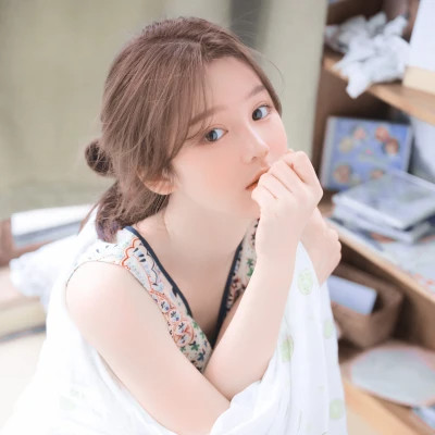 简单很有气质的女生头像真人照片