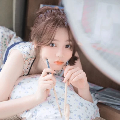 简单很有气质的女生头像真人照片