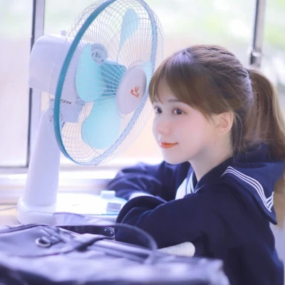 治愈头像女简单干净气质