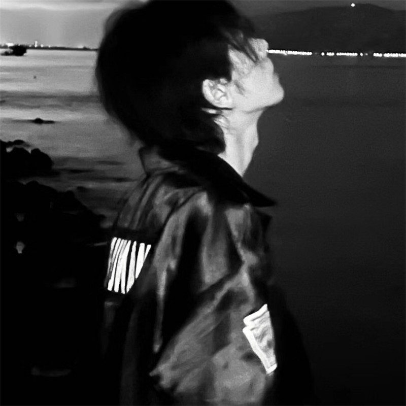 高级伤感黑白风格男生头像图片