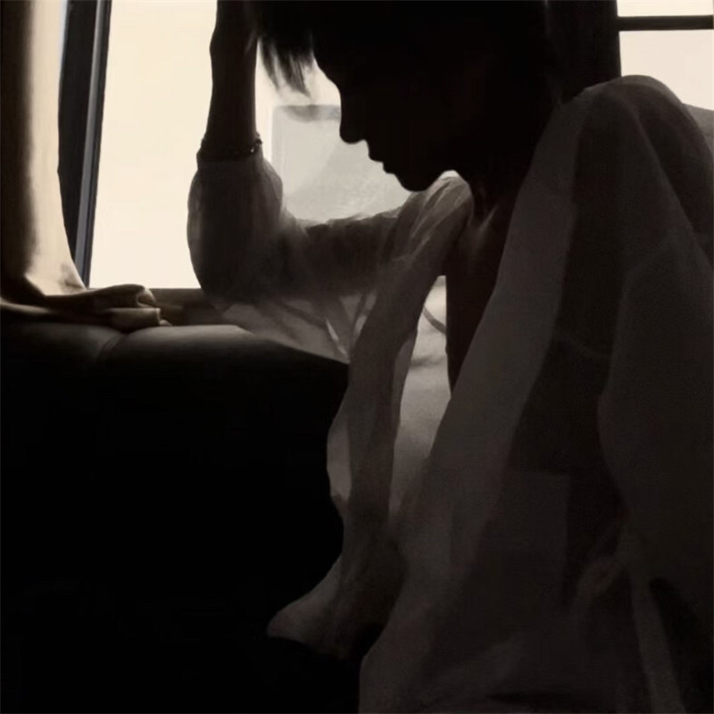高级伤感黑白风格男生头像图片