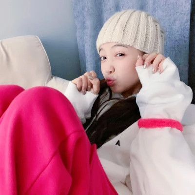 2025最新微信头像女生时尚图片