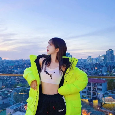 2025最新微信头像女生时尚图片
