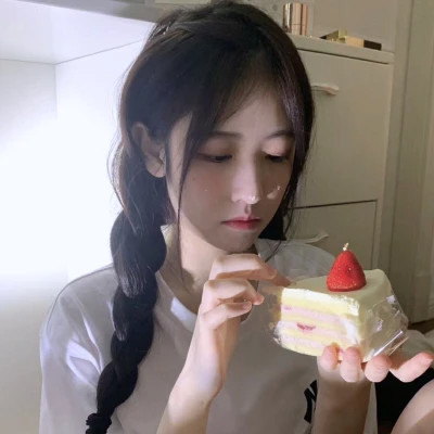 吸引人真人正脸美女微信头像