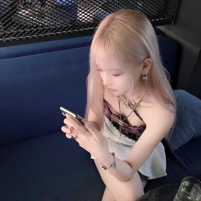 个性妩媚头像女真人2025