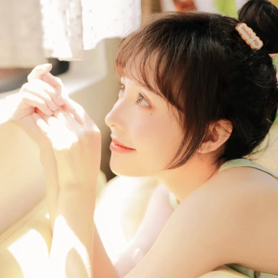 2025头像女简洁真人图片