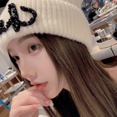 2025头像女简洁真人图片