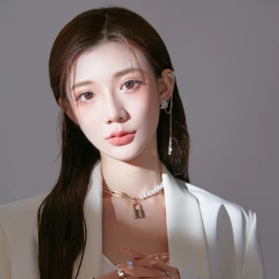 2025真人超火女头