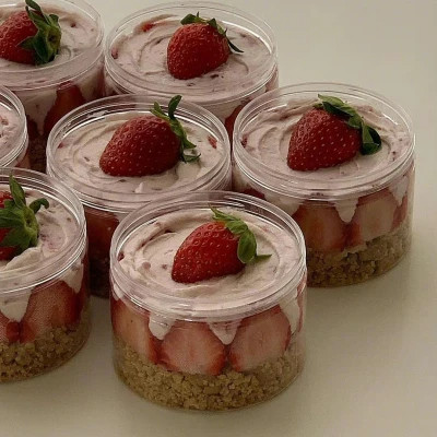 适合做头像的高清草莓蛋糕图片