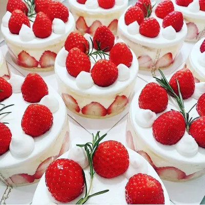 适合做头像的高清草莓蛋糕图片