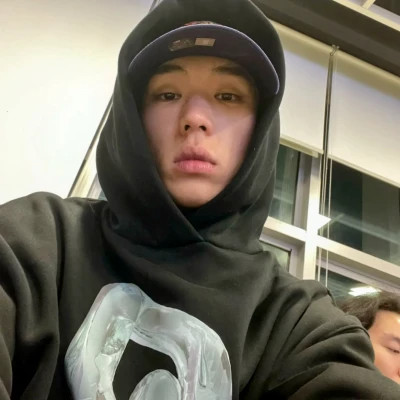 2025年最新款头像男真人