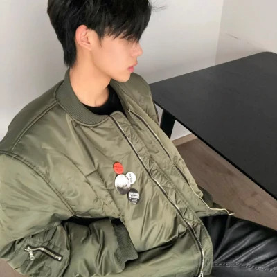 2025最潮最火男生微信头像超酷真人