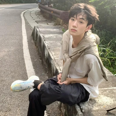微信花里胡哨头像男生真人