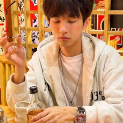 微信花里胡哨头像男生真人