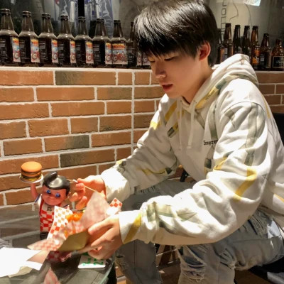 微信花里胡哨头像男生真人