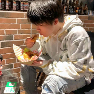 微信花里胡哨头像男生真人