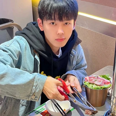 微信花里胡哨头像男生真人