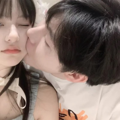 男女生亲密情侣头像2025图片
