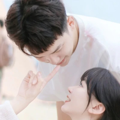 男女生亲密情侣头像2025图片