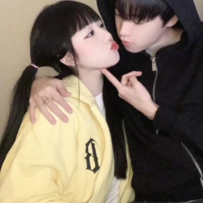 男女生亲密情侣头像2025图片