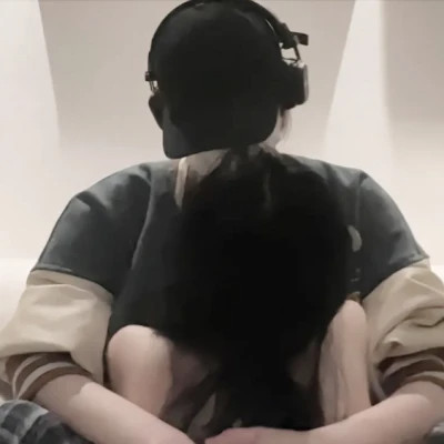 男女生亲密情侣头像2025图片