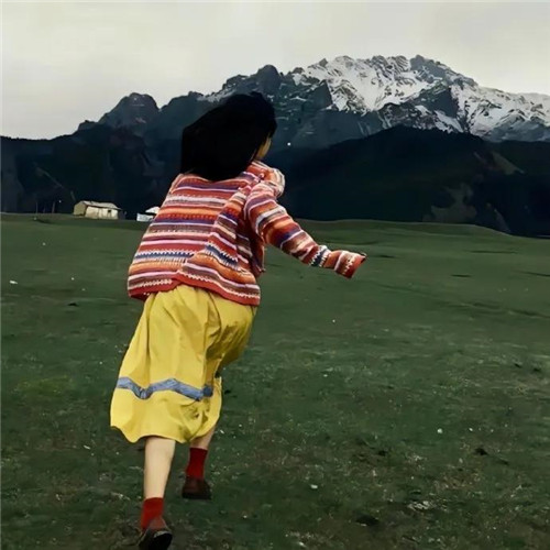 看上去就很自由的氛围感女生头像图片
