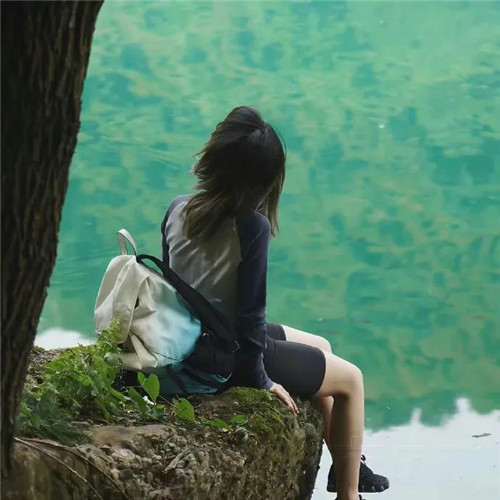 看上去就很自由的氛围感女生头像图片