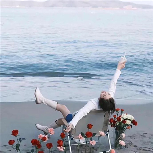 看上去就很自由的氛围感女生头像图片