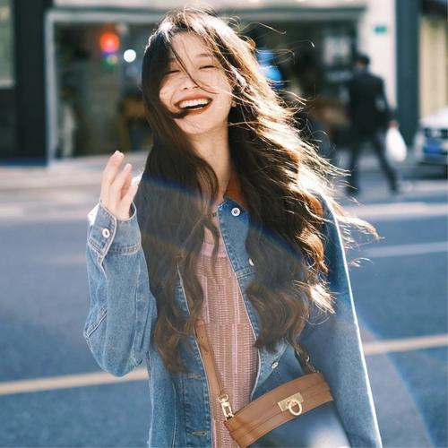 旅行头像女
