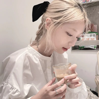 2025女生头像好看真人自然的照片