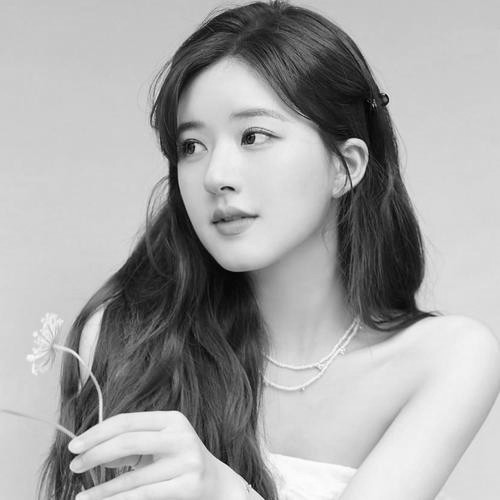 黑白照片美女头像