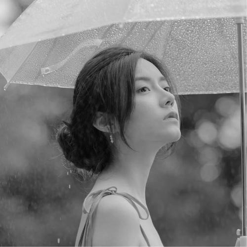 黑白照片美女头像