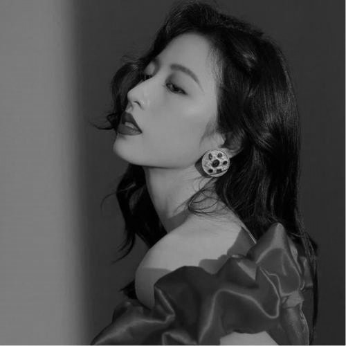 黑白照片美女头像