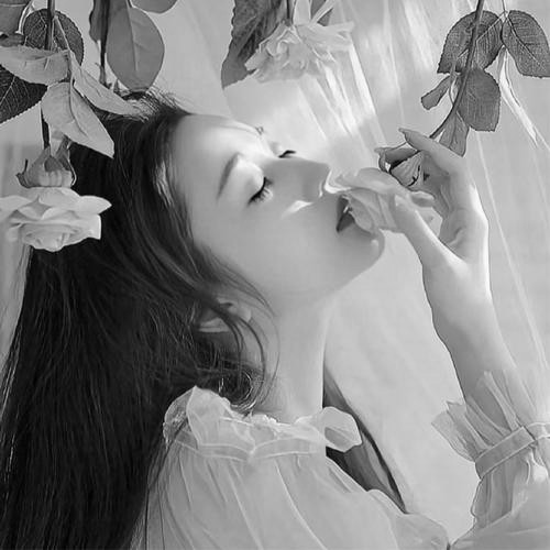 黑白照片美女头像