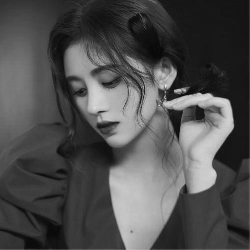黑白照片美女头像