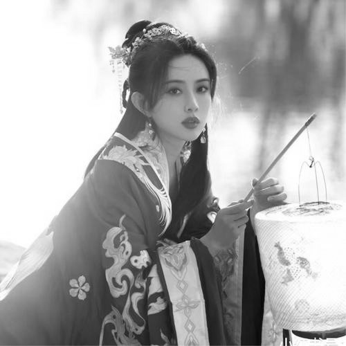 黑白照片美女头像