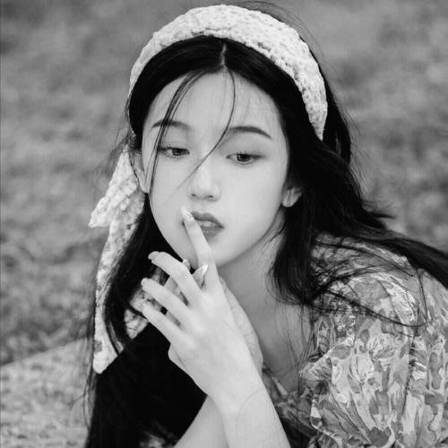 黑白照片美女头像