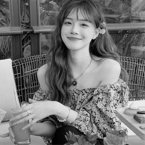 黑白照片美女头像