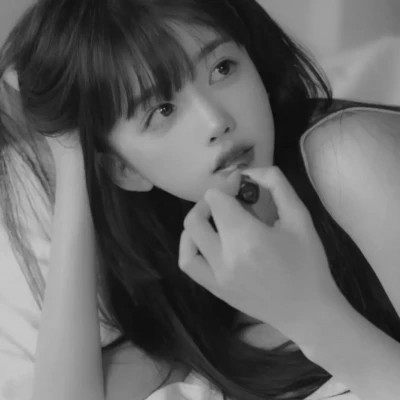 黑白女头像高清真人2025